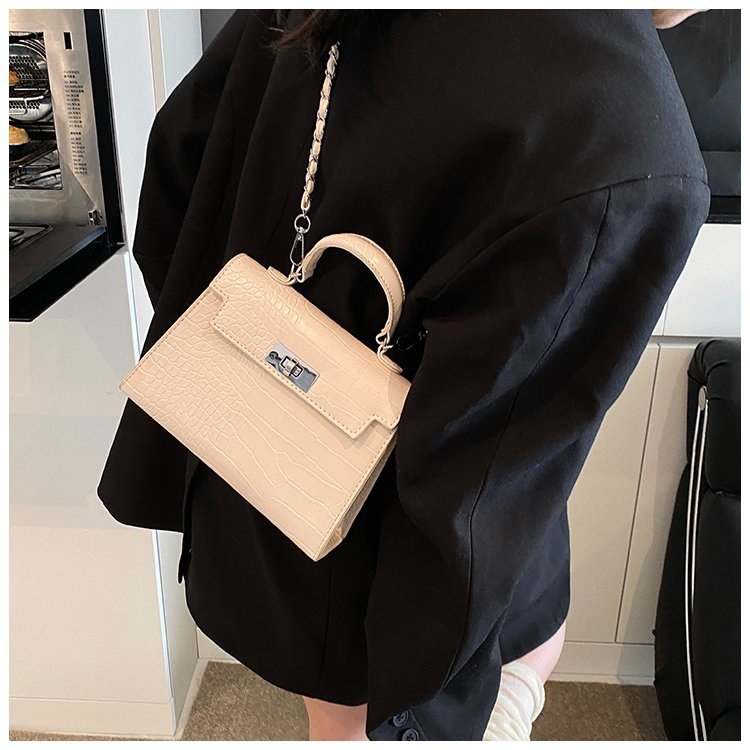 Geantă crossbody Onana din PU — stil street fashion, formă pătrată verticală, închidere cu lacăt