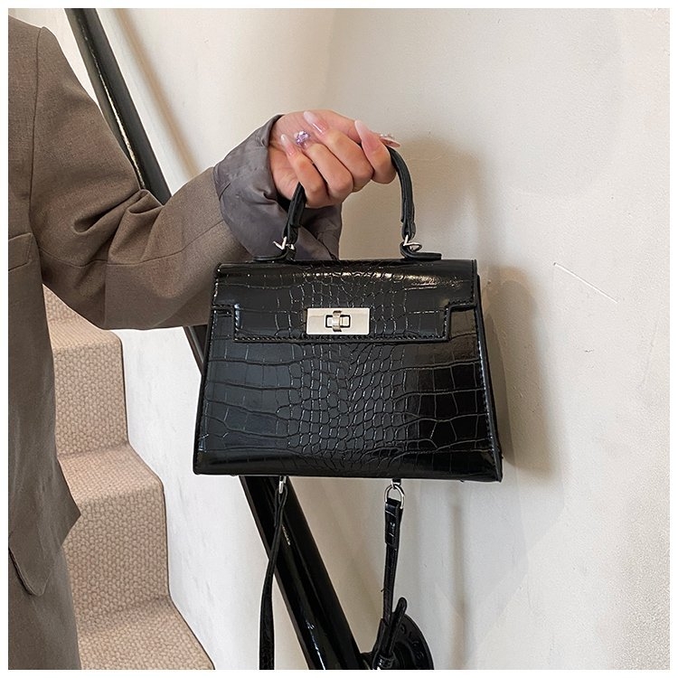 Geantă crossbody Onana din PU — stil street fashion, formă pătrată verticală, închidere cu lacăt