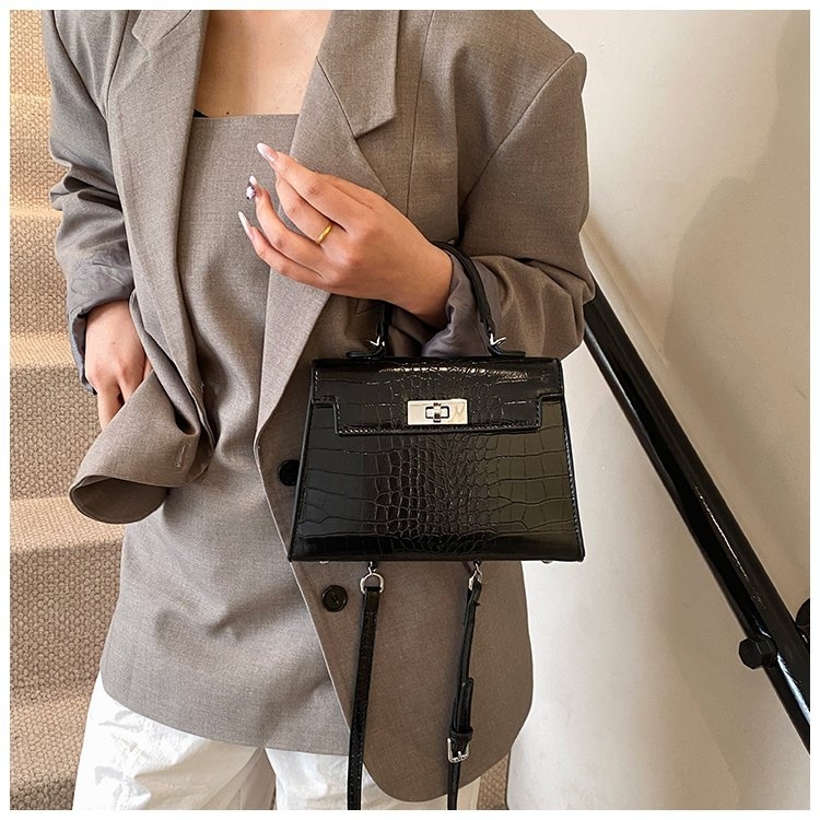 Geantă crossbody Onana din PU — stil street fashion, formă pătrată verticală, închidere cu lacăt