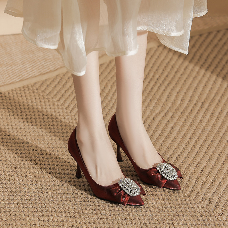 Pantofi femei stil prințesă, vârf ascuțit, toc subțire 6–8 cm, partea superioară satin, talpă din cauciuc