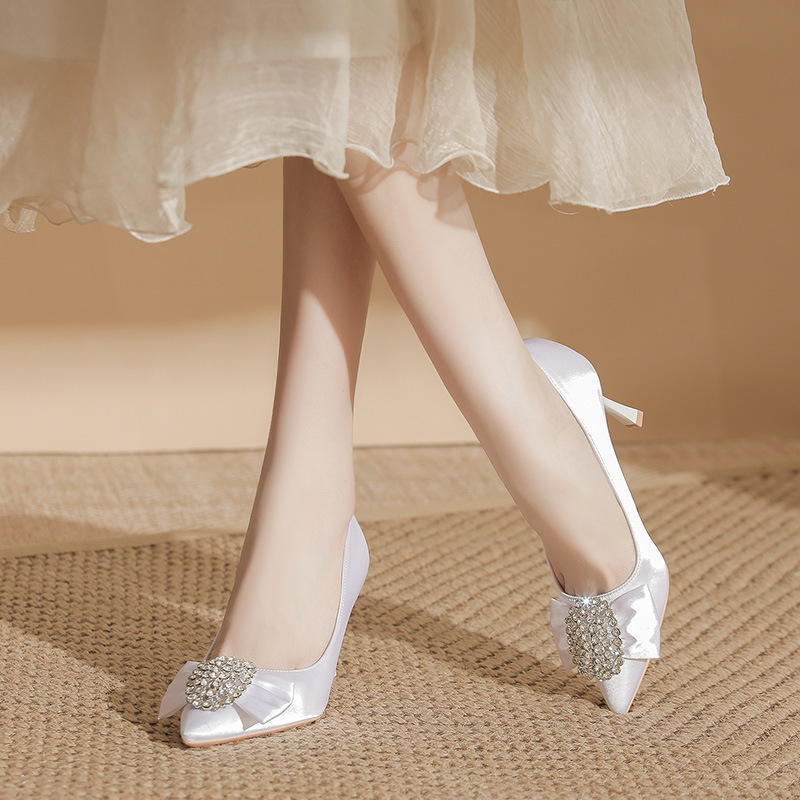 Pantofi femei stil prințesă, vârf ascuțit, toc subțire 6–8 cm, partea superioară satin, talpă din cauciuc