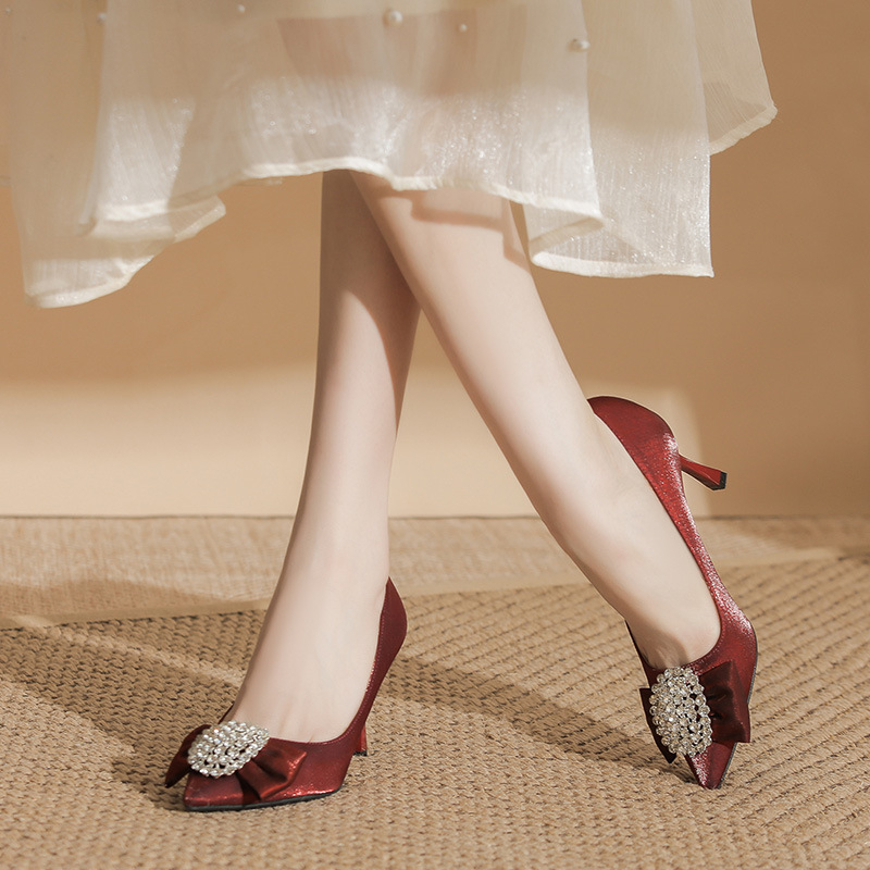 Pantofi femei stil prințesă, vârf ascuțit, toc subțire 6–8 cm, partea superioară satin, talpă din cauciuc