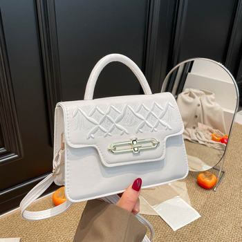 Vállon átívelő crossbody táska, PU anyag, horizontálisan négyzet alakú forma, zárófedéllel nyíló, belső dokumentumtároló rekesz