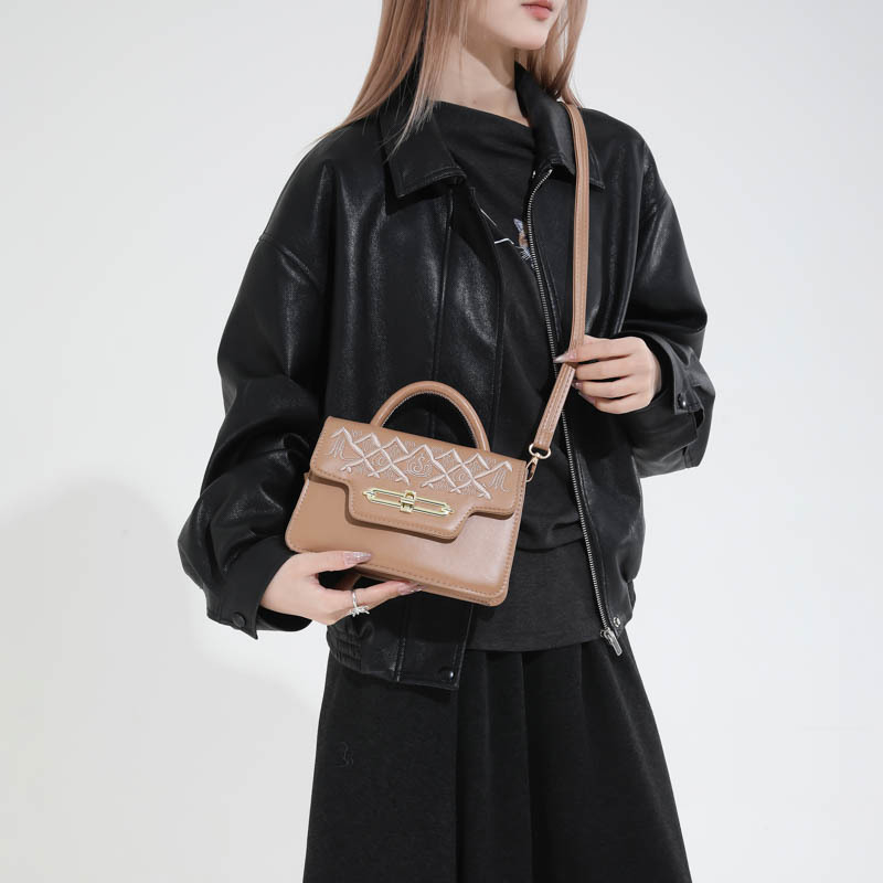 Vállon átívelő crossbody táska, PU anyag, horizontálisan négyzet alakú forma, zárófedéllel nyíló, belső dokumentumtároló rekesz