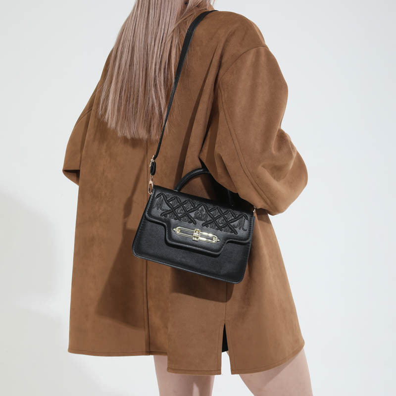 Vállon átívelő crossbody táska, PU anyag, horizontálisan négyzet alakú forma, zárófedéllel nyíló, belső dokumentumtároló rekesz