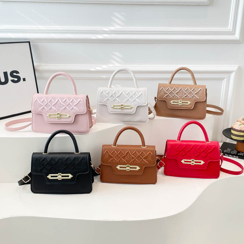 Vállon átívelő crossbody táska, PU anyag, horizontálisan négyzet alakú forma, zárófedéllel nyíló, belső dokumentumtároló rekesz
