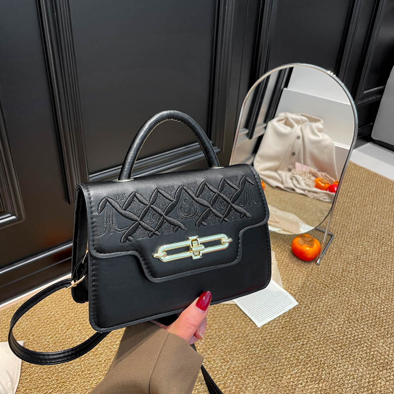 Vállon átívelő crossbody táska, PU anyag, horizontálisan négyzet alakú forma, zárófedéllel nyíló, belső dokumentumtároló rekesz