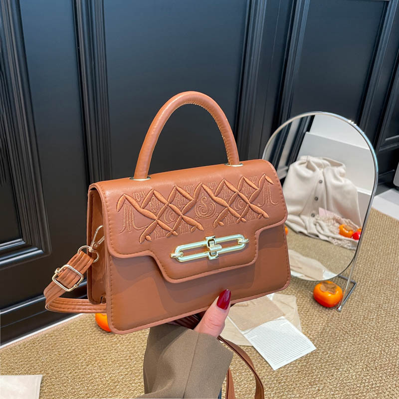 Vállon átívelő crossbody táska, PU anyag, horizontálisan négyzet alakú forma, zárófedéllel nyíló, belső dokumentumtároló rekesz