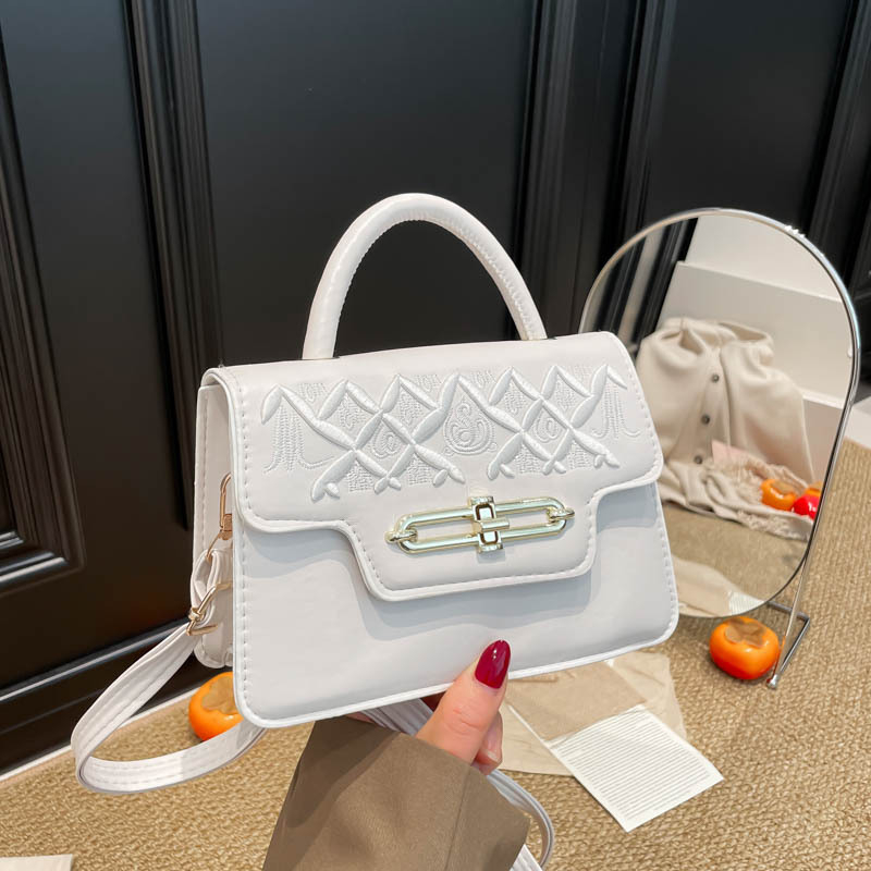 Vállon átívelő crossbody táska, PU anyag, horizontálisan négyzet alakú forma, zárófedéllel nyíló, belső dokumentumtároló rekesz