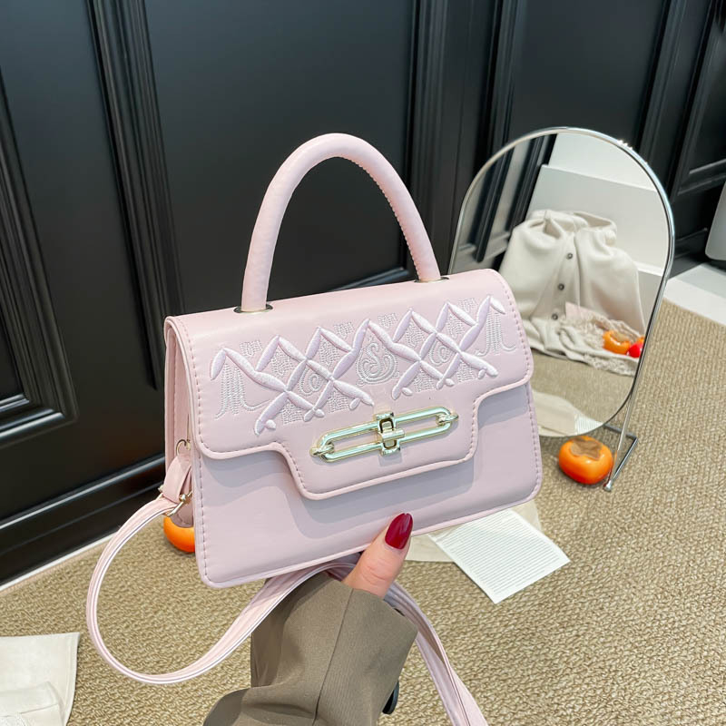 Vállon átívelő crossbody táska, PU anyag, horizontálisan négyzet alakú forma, zárófedéllel nyíló, belső dokumentumtároló rekesz