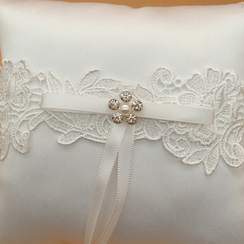 Csipkés gyűrűpárna masnival, gyöngyös gyűrűtartó, textil anyag, OPP zacskó csomagolás, esküvői kiegészítő