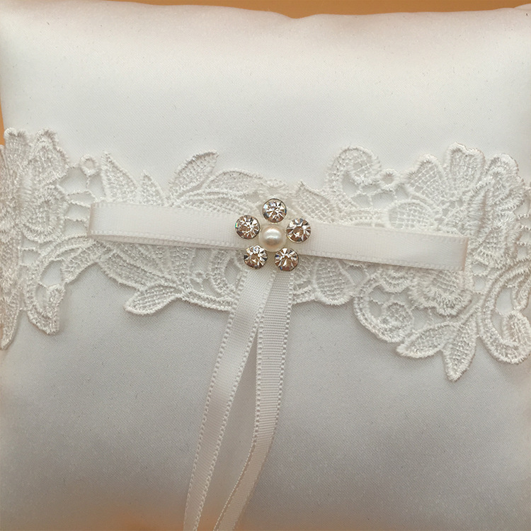 Csipkés gyűrűpárna masnival, gyöngyös gyűrűtartó, textil anyag, OPP zacskó csomagolás, esküvői kiegészítő