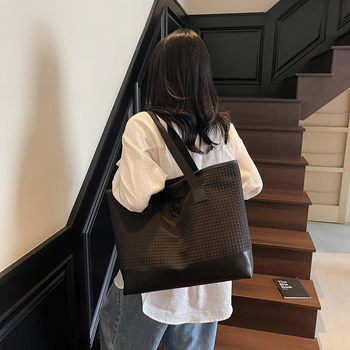 Geantă de umăr în stil street fashion — material textil, căptușeală poliester, formă orizontală pătrată, închidere cu fermoar