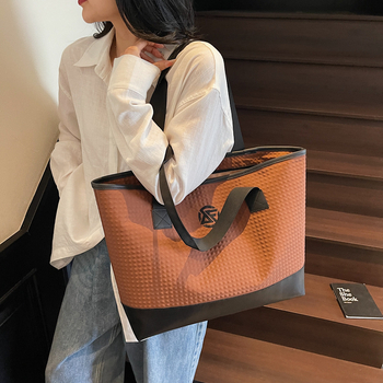 Geantă de umăr în stil street fashion — material textil, căptușeală poliester, formă orizontală pătrată, închidere cu fermoar