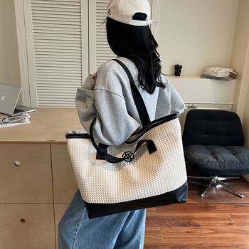 Geantă de umăr în stil street fashion — material textil, căptușeală poliester, formă orizontală pătrată, închidere cu fermoar