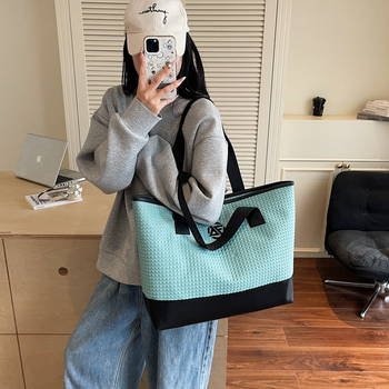 Geantă de umăr în stil street fashion — material textil, căptușeală poliester, formă orizontală pătrată, închidere cu fermoar