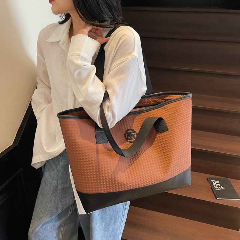 Geantă de umăr în stil street fashion — material textil, căptușeală poliester, formă orizontală pătrată, închidere cu fermoar