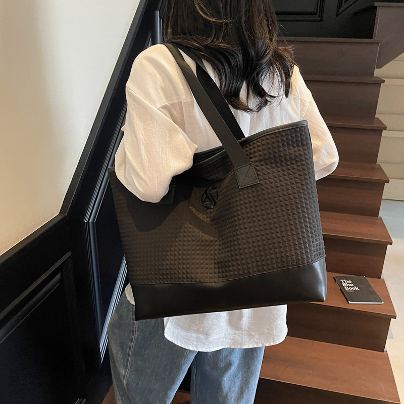 Geantă de umăr în stil street fashion — material textil, căptușeală poliester, formă orizontală pătrată, închidere cu fermoar