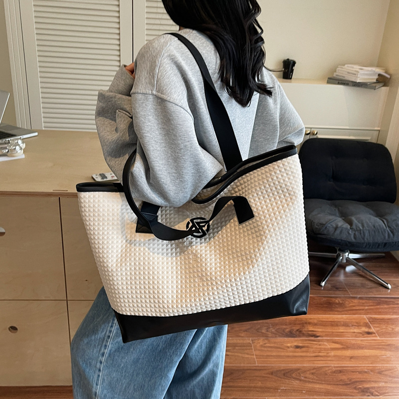 Geantă de umăr în stil street fashion — material textil, căptușeală poliester, formă orizontală pătrată, închidere cu fermoar