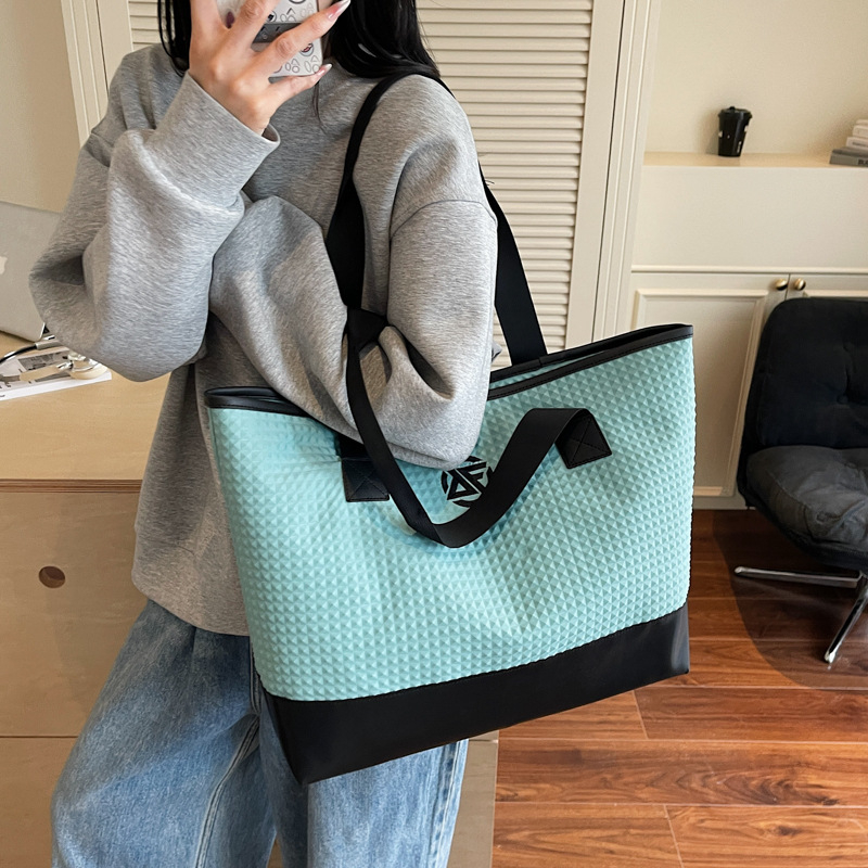 Geantă de umăr în stil street fashion — material textil, căptușeală poliester, formă orizontală pătrată, închidere cu fermoar