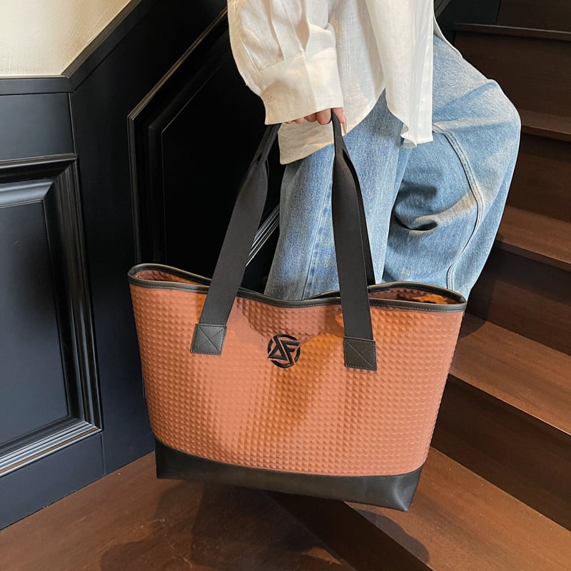 Geantă de umăr în stil street fashion — material textil, căptușeală poliester, formă orizontală pătrată, închidere cu fermoar