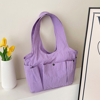 Utcai stílusú nylon tote táska, függőleges négyzet alakú forma, mágneses záródás, belső irattartó zseb