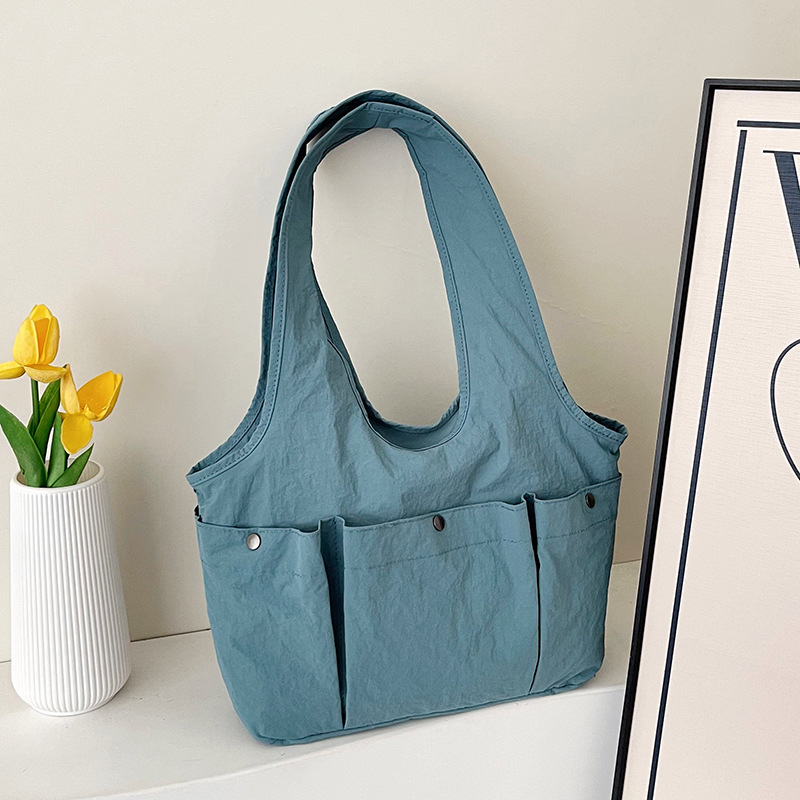 Utcai stílusú nylon tote táska, függőleges négyzet alakú forma, mágneses záródás, belső irattartó zseb