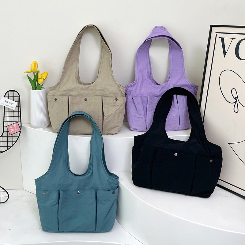 Utcai stílusú nylon tote táska, függőleges négyzet alakú forma, mágneses záródás, belső irattartó zseb