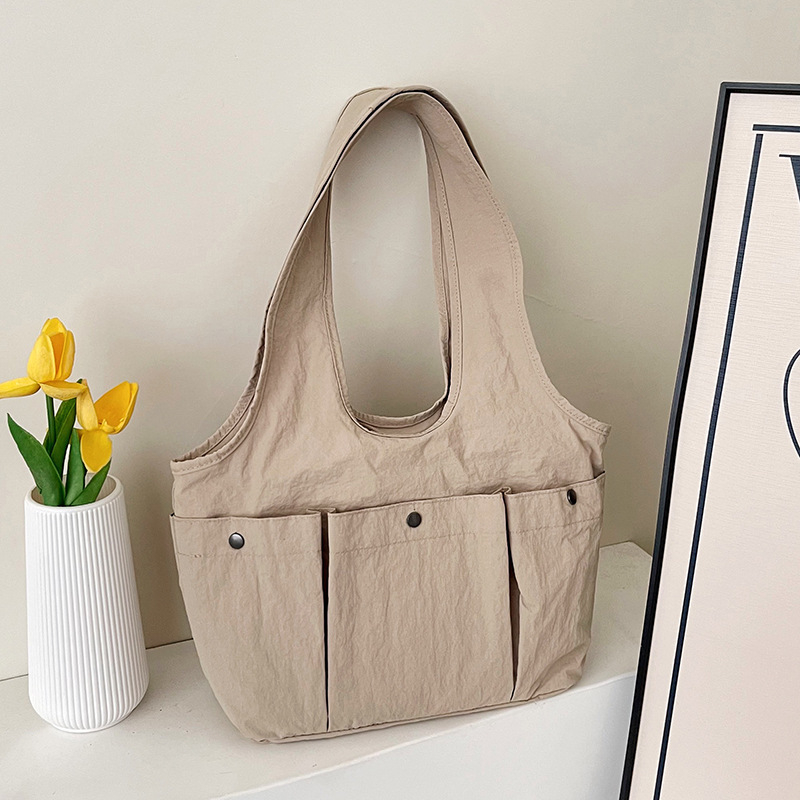 Utcai stílusú nylon tote táska, függőleges négyzet alakú forma, mágneses záródás, belső irattartó zseb