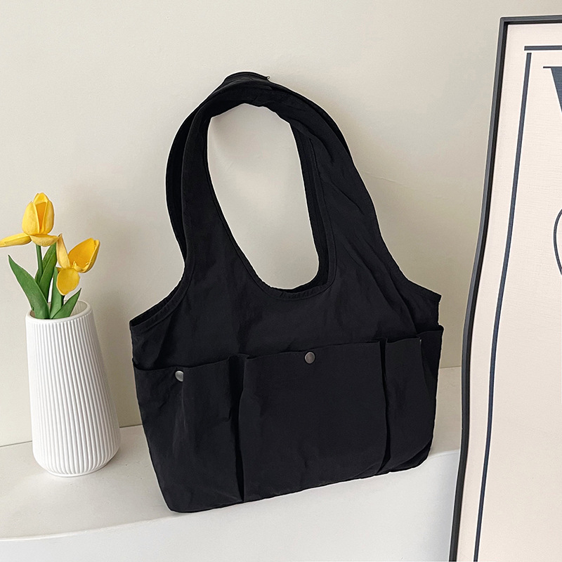 Utcai stílusú nylon tote táska, függőleges négyzet alakú forma, mágneses záródás, belső irattartó zseb
