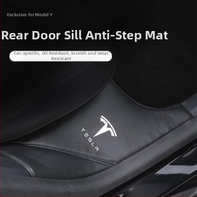 Anti-Kick kilpelė Tesla Model Y galinio durų slenksčio apsaugai – įmontuota apsauginė kilimėlis