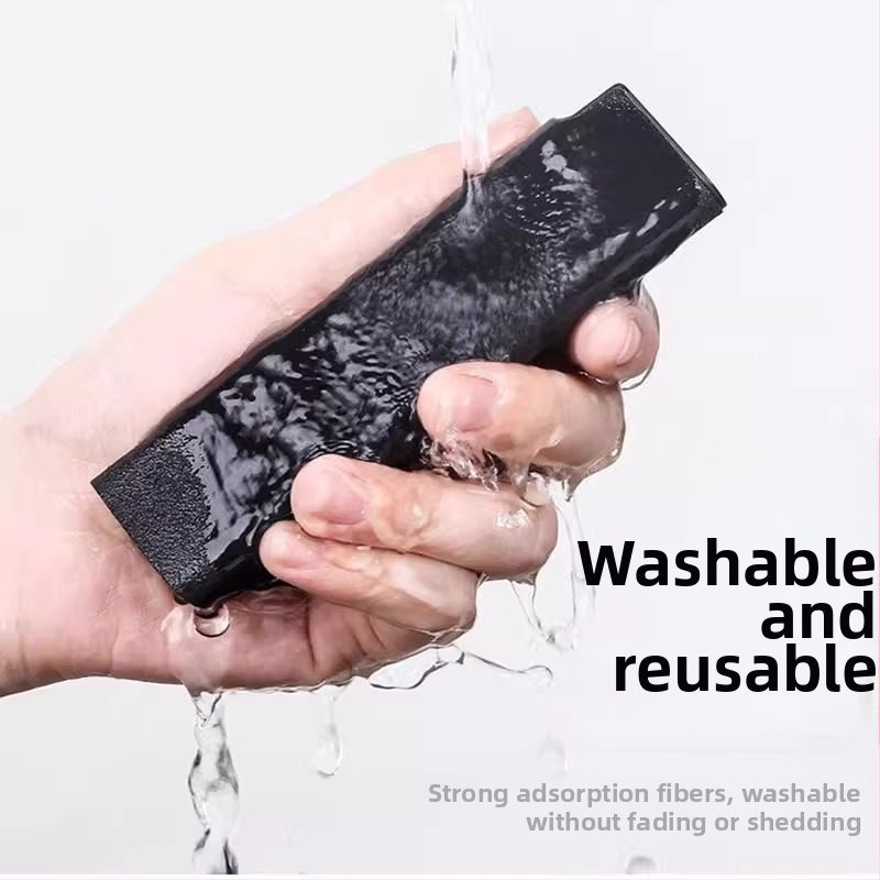 Mobiltelefonu piederumi – Daudzfunkcionāls ekrāna tīrītājs ar spreju un lupatu, integrēts tīrīšanas līdzeklis; Zīmols: Independent, Modelis: 2366, Preces numurs: JJ518