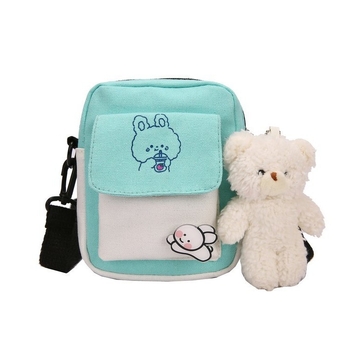 Vállon átvethető táska fedéllel, nylonból, vízszintes négyzet alakú, cipzáras nyitás, egy vállpánt