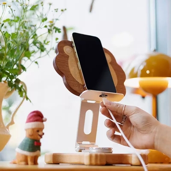 Drevený stolný stojan na telefón a držiak na tablet, otočný a skladací, zdvíhací typ dizajnu, detský ozdobný motív – malý lev, model YJPBZJ-0001