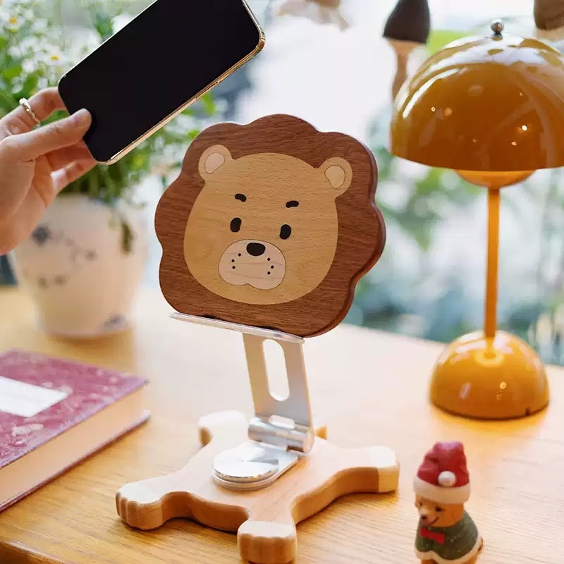Drevený stolný stojan na telefón a držiak na tablet, otočný a skladací, zdvíhací typ dizajnu, detský ozdobný motív – malý lev, model YJPBZJ-0001