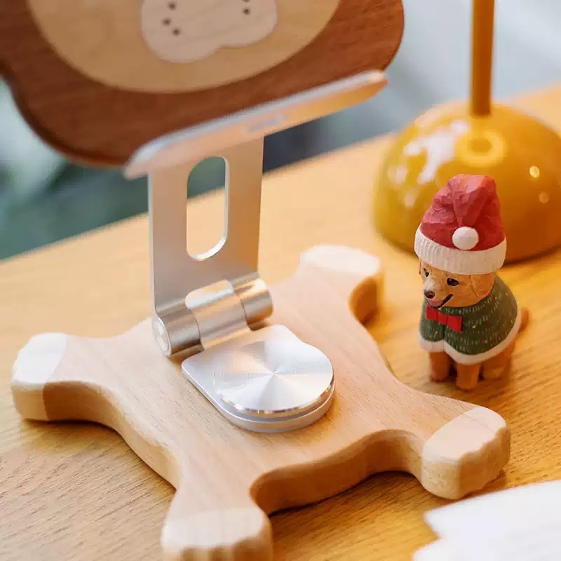 Drevený stolný stojan na telefón a držiak na tablet, otočný a skladací, zdvíhací typ dizajnu, detský ozdobný motív – malý lev, model YJPBZJ-0001