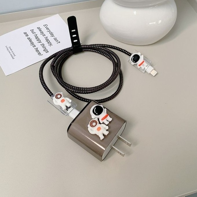 Zaštitni poklopac za punjački priključak s likom crtani astronaut, kompatibilan s Apple brzim punjenjem do 20W, zaštita od lomljenja kabla