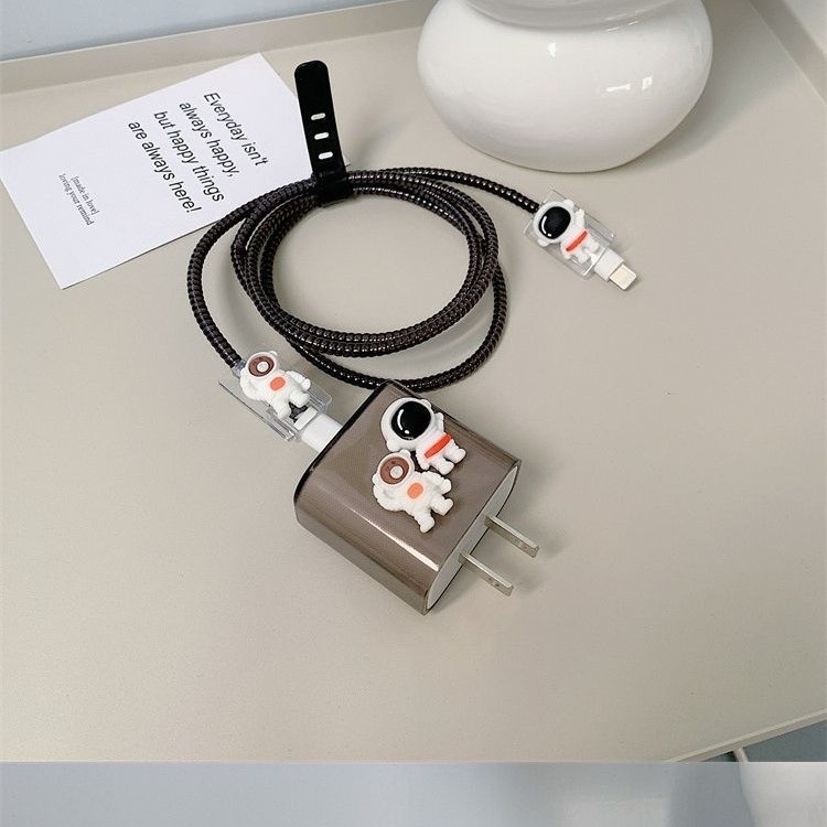 Zaštitni poklopac za punjački priključak s likom crtani astronaut, kompatibilan s Apple brzim punjenjem do 20W, zaštita od lomljenja kabla