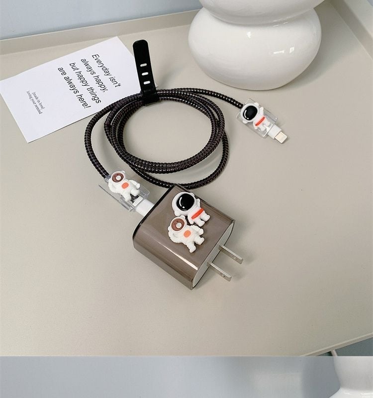 Zaštitni poklopac za punjački priključak s likom crtani astronaut, kompatibilan s Apple brzim punjenjem do 20W, zaštita od lomljenja kabla