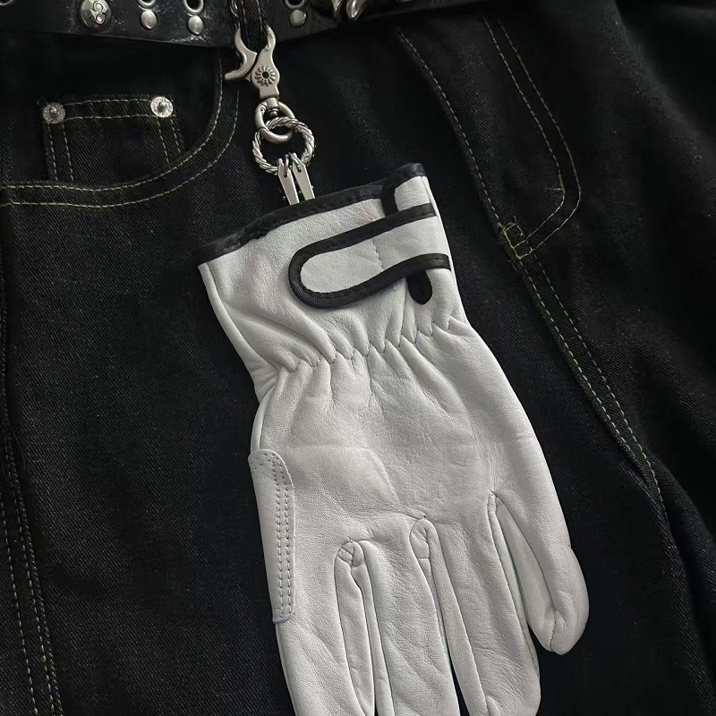 Ключодържател с подвес за ръкавица, оригинален дизайн; мотив: ръкавици; полу ръчна обработка; смесени материали; Есен 2025