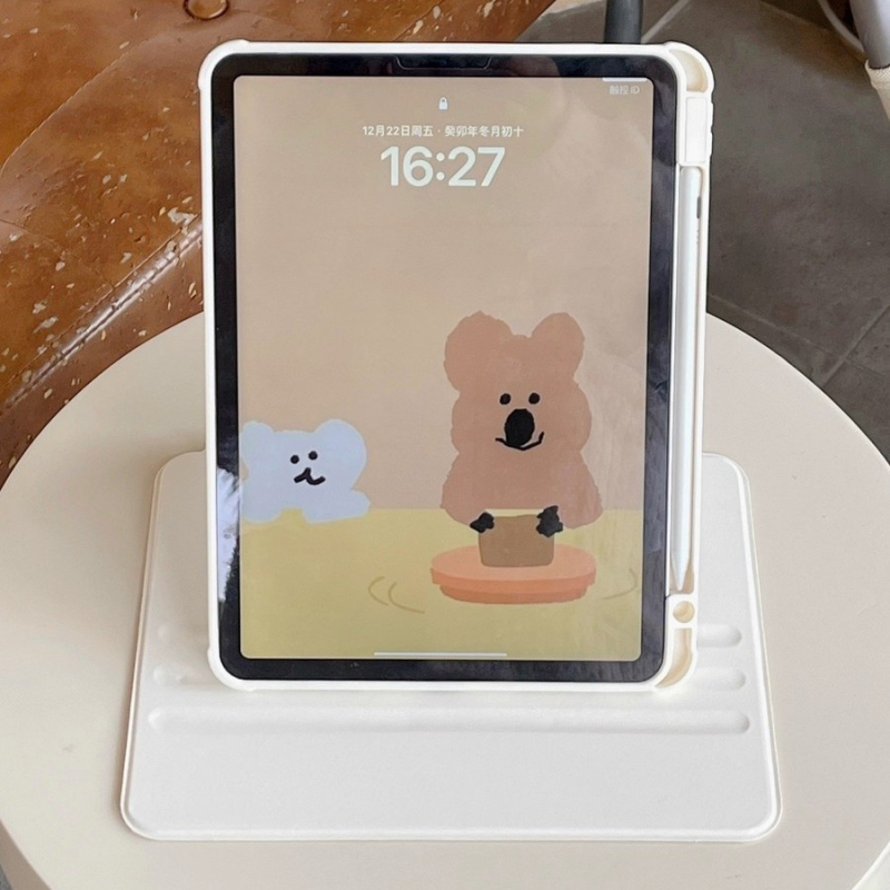 Ακρυλική θήκη iPad με περιστροφή 360° – Cartoon Cooking Persimmon Bear, flip cover, αντι-δακτυλικά, ανθεκτική σε πτώσεις, απορρόφηση θερμότητας, ανάγλυφος σχεδιασμός