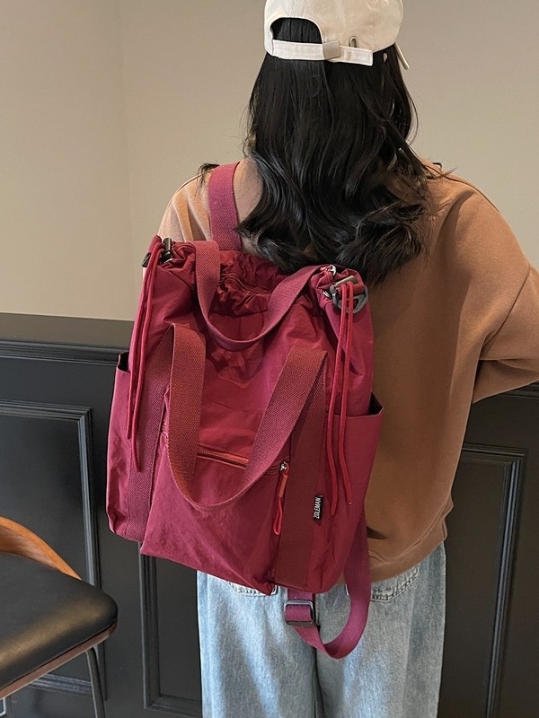 Nylon hátizsák, kapacitás 20 L alatt, ívelt vállpántok, poliészter bélés