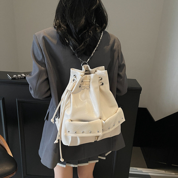 Rucsac cu șnur și lanț, model nou 2025, modă nișă, geantă tip găleată, capacitate mare, curea pentru umăr/crossbody cu nituri metalice