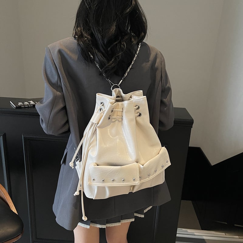 Rucsac cu șnur și lanț, model nou 2025, modă nișă, geantă tip găleată, capacitate mare, curea pentru umăr/crossbody cu nituri metalice