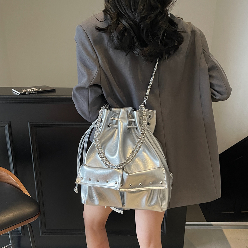 Rucsac cu șnur și lanț, model nou 2025, modă nișă, geantă tip găleată, capacitate mare, curea pentru umăr/crossbody cu nituri metalice