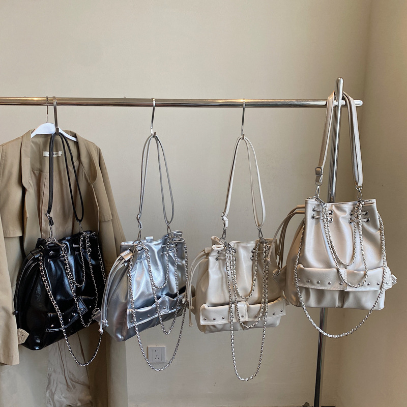 Rucsac cu șnur și lanț, model nou 2025, modă nișă, geantă tip găleată, capacitate mare, curea pentru umăr/crossbody cu nituri metalice