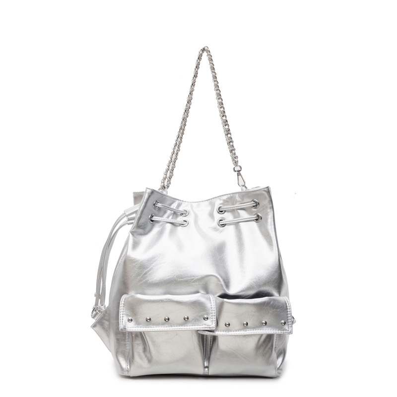 Rucsac cu șnur și lanț, model nou 2025, modă nișă, geantă tip găleată, capacitate mare, curea pentru umăr/crossbody cu nituri metalice