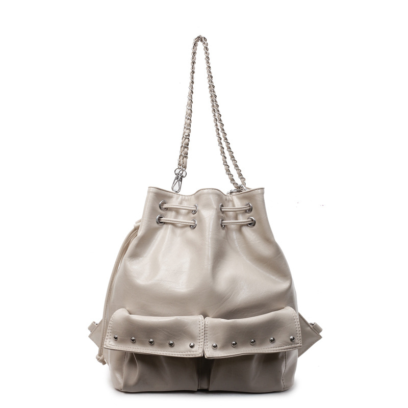 Rucsac cu șnur și lanț, model nou 2025, modă nișă, geantă tip găleată, capacitate mare, curea pentru umăr/crossbody cu nituri metalice