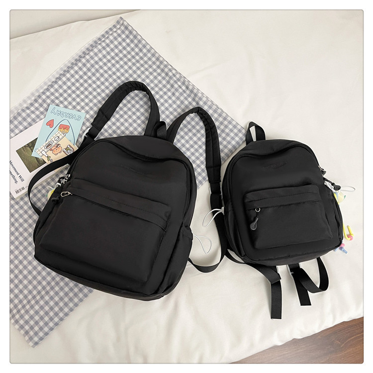 Női nylon hátizsák, városi minimalista stílusban (13 hüvelykes laptop kompatibilis, kapacitás 20 L alatt, görbült vállpántok)