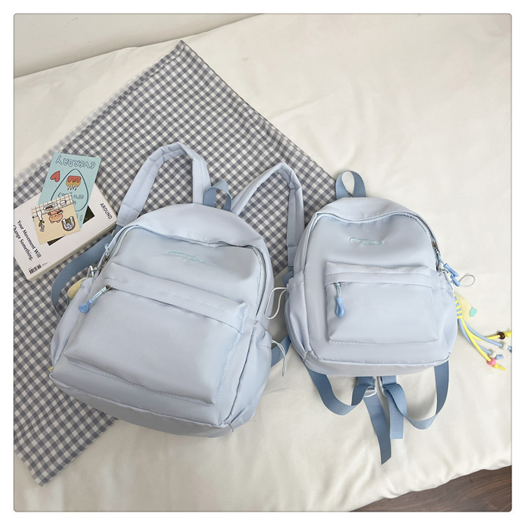 Női nylon hátizsák, városi minimalista stílusban (13 hüvelykes laptop kompatibilis, kapacitás 20 L alatt, görbült vállpántok)
